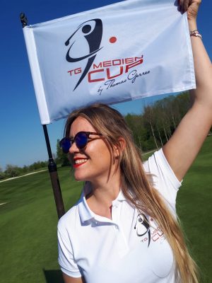 Golffahne mit individuellem Druck auf einem Golfplatz