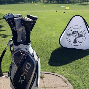 Pop Up Banner mit Sponsor-Logo auf der Driving Range