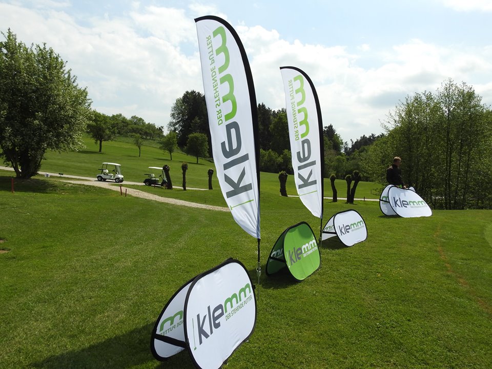 Pop-Up Banner und Beachflags für Sponsorenfläche auf Golfturnier im Gc Erlangen