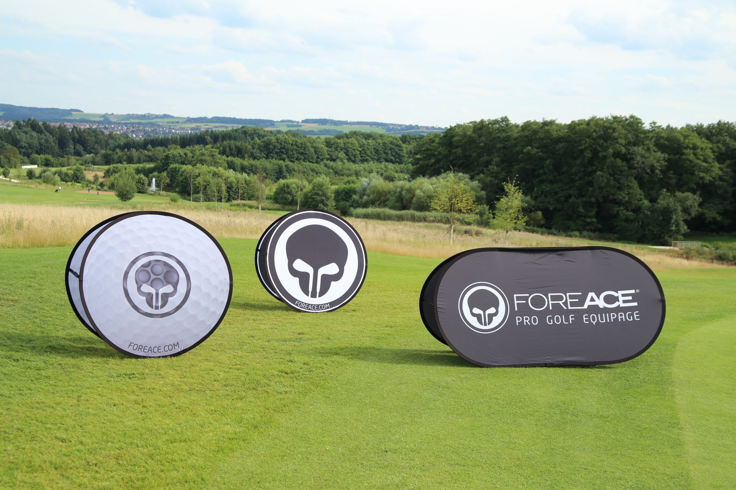 Rundes Pop Up Banner als Sponsorenwerbung auf dem Golfplatz