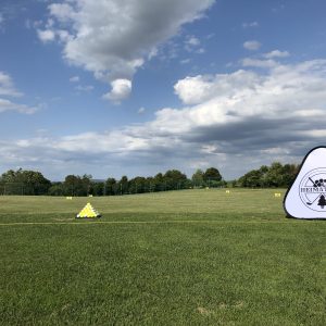 Pop Up Banner auf der Driving Range markiert den Sponsor
