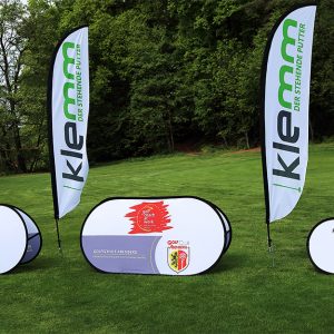 Beachflag Straight und Pop Up Banner mit individuellem Logo auf Golfplatz