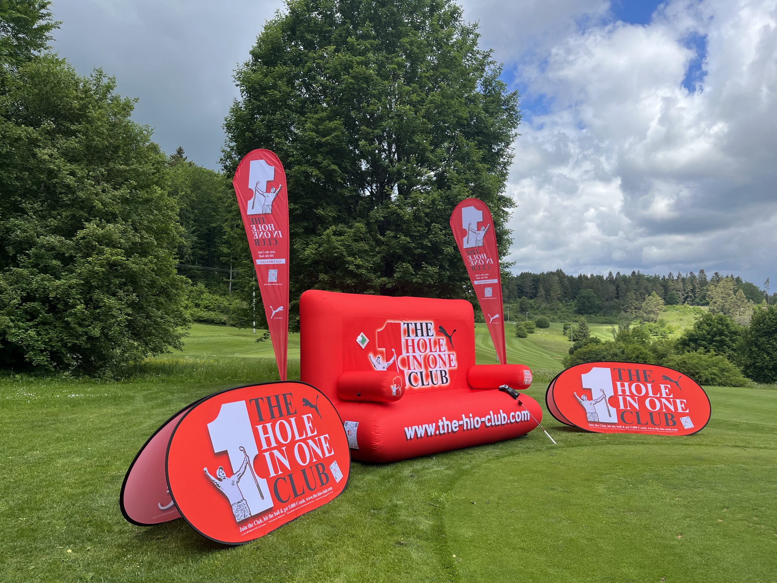 Werbebanner auf dem Golfplatz als Sponsorenwerbung