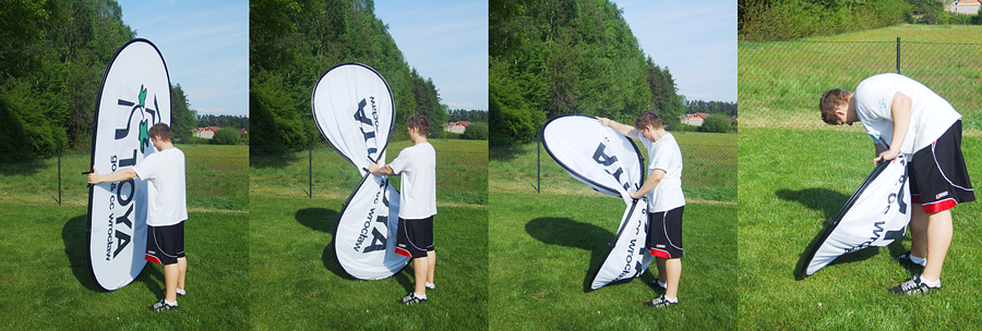 Ein Mann legt das Pop Up Banner zusammen