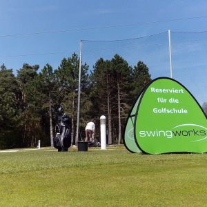 Mobile Werbebande zur Abgrenzung des Trainingsbereichs der Golfschule