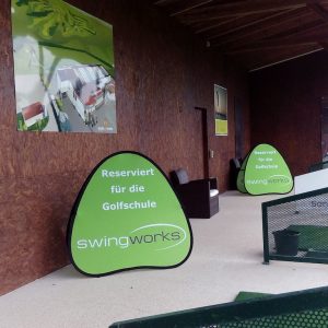 Pop Up Banner als Reservierung für die Golfschule auf der Driving Range