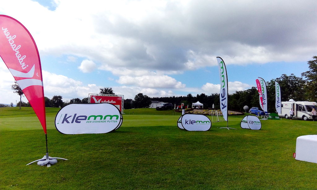 Pop Up Banner und Beachflags auf dem Putting Grün im Golfclub als Sponsorevent