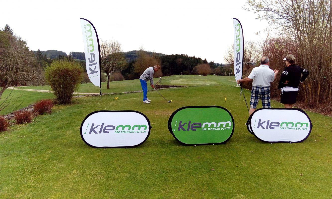 Sponsorenwerbung bei Golfturnier