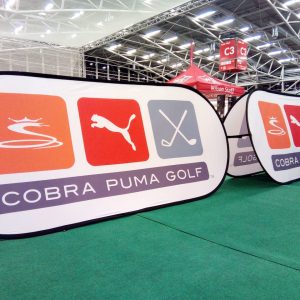 Pop Up Banner Oval auf Golfmesse zur Präsentation