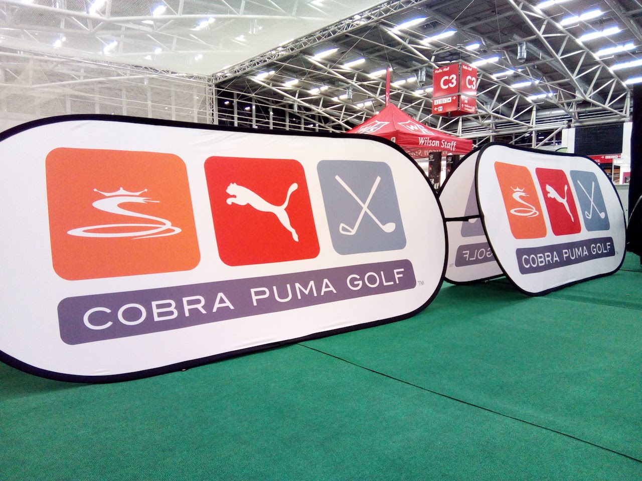 Pop Up Banner Oval auf Golfmesse zur Präsentation