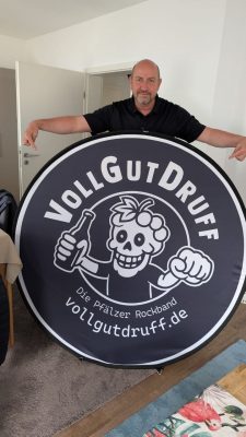 Kundenbanner Pop Up Banner Round von der Pfälzer Rockband VollGutDruff