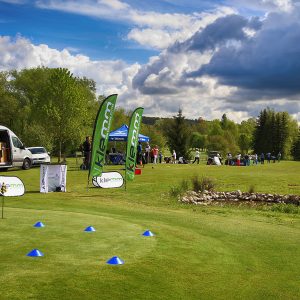 Beachflag Straight und Pop Up Banner als Sponsorenwerbung auf Driving Range