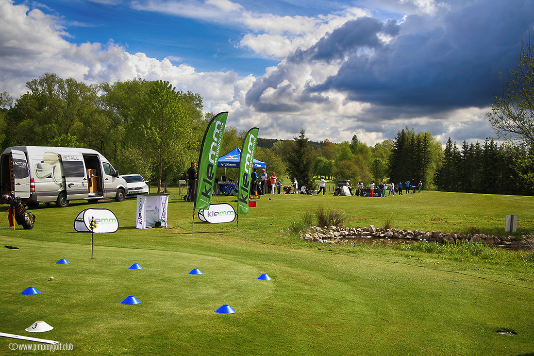 Beachflags und Pop Up Banner auf dem Golfplatz bei Sponsorenevent auf der Driving Range