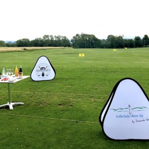 Pop Up Banner Triangle als Sponsorenlogo auf der Driving Range