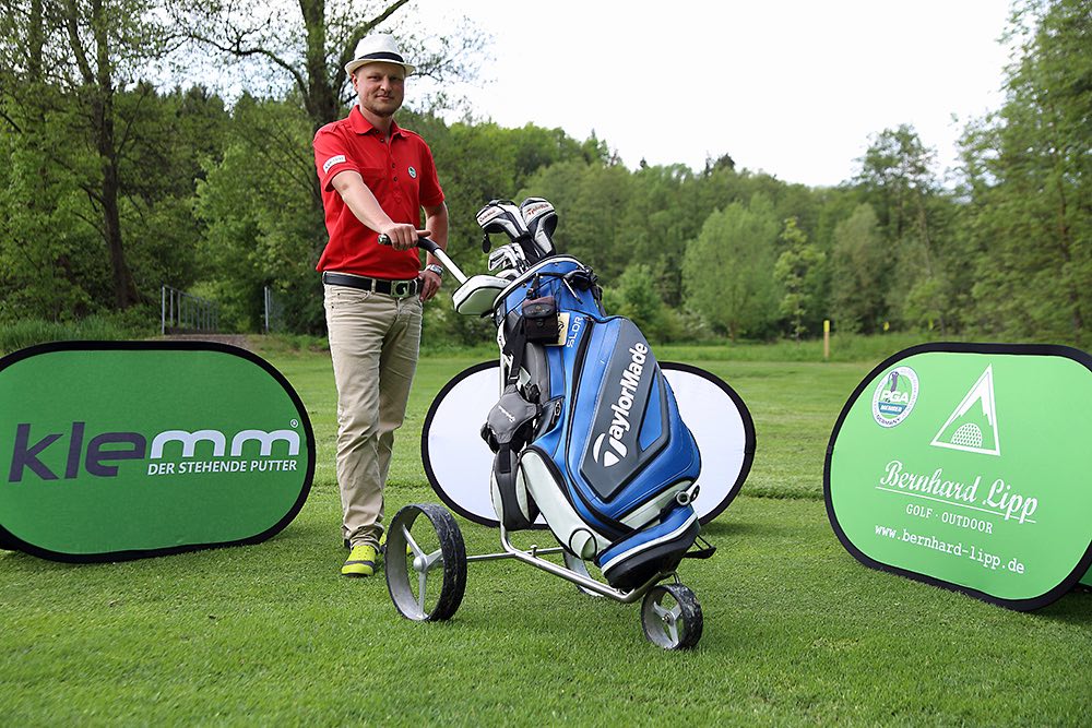 Patrick Klemm auf dem Golfplatz vor Pop Up Banners