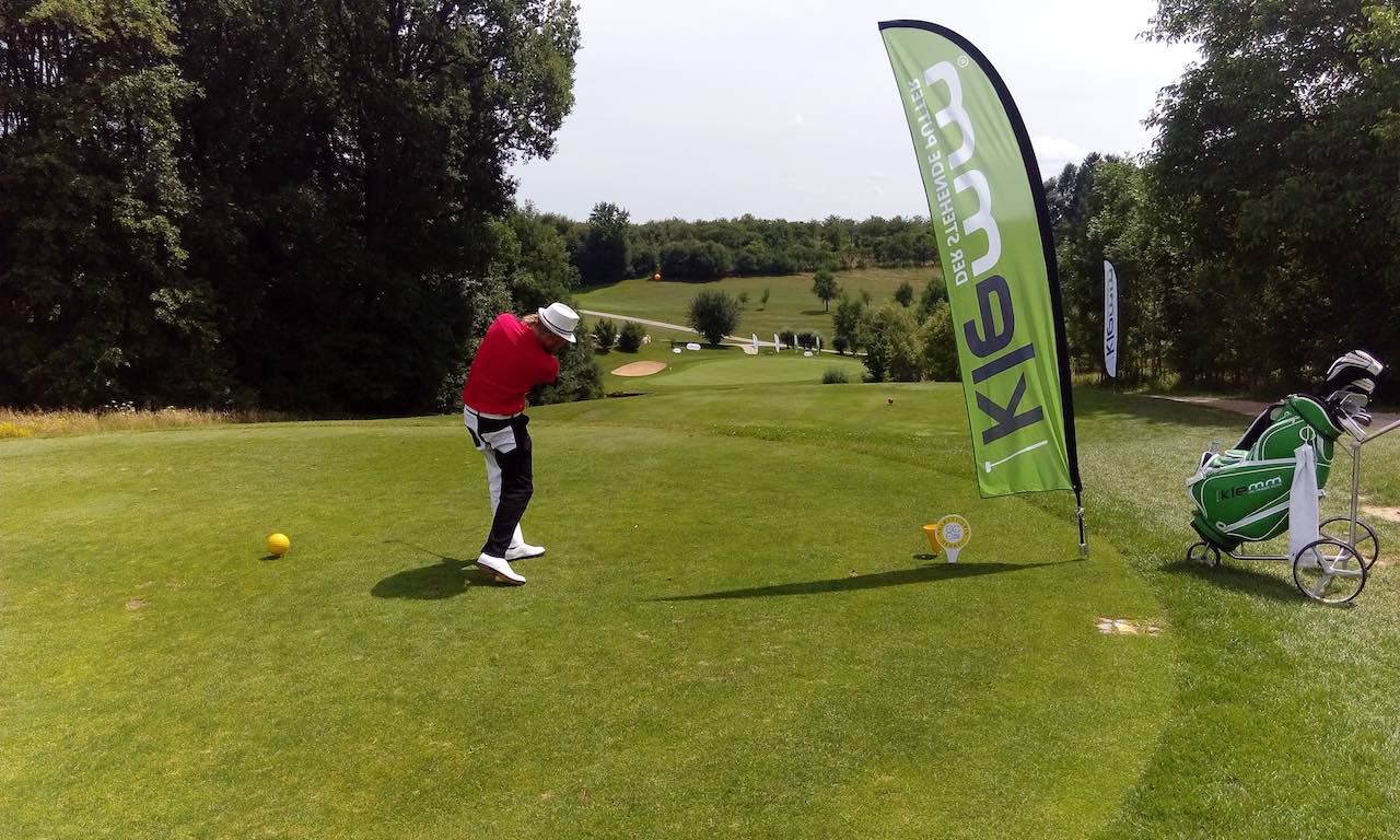 Patrick Klemm PGA Pro spielt Golf neben einer Beachflag