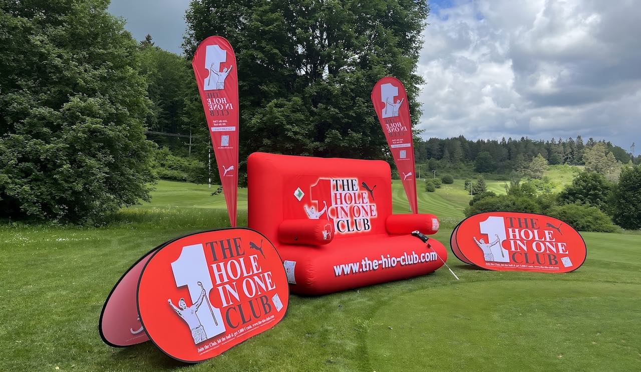 Werbebanner auf dem Golfloch für Sponsoren